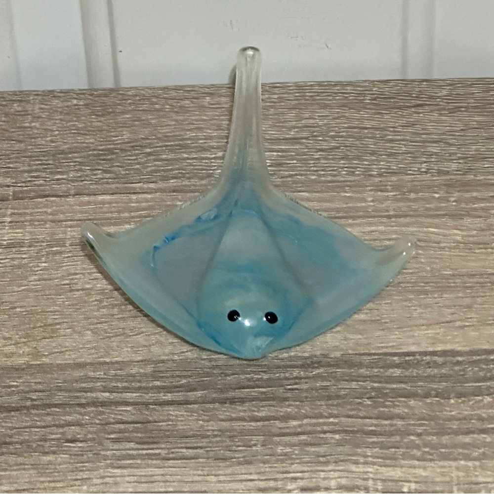 Art Glass 5 1/4" Stingray, Glows in Dark, Dynasty‎ Gallery, Handcrafted, Sticker